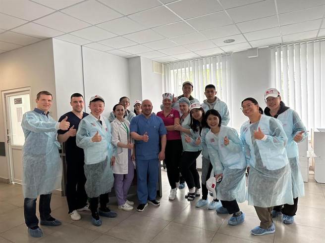 马偕医院国际医疗团队日前深入乌克兰，不仅提供医疗服务，同时将黑沃咖啡滤挂包送进社区家园，以慰劳辛苦的医护人员和居民。（黑沃咖啡提供／冯惠宜台中传真）