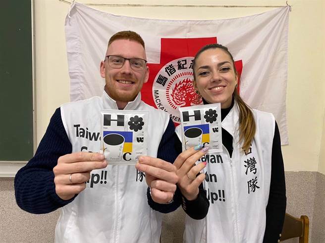 马偕医院国际医疗团队日前深入乌克兰，不仅提供医疗服务，同时将黑沃咖啡滤挂包送进社区家园，以慰劳辛苦的医护人员和居民。（黑沃咖啡提供／冯惠宜台中传真）