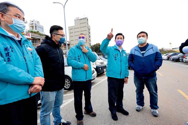 金门县长陈福海(右二)率相关团队亲赴各停车场域视察了解停车状况，要求落实管理作为。(图／金门县政府提供)