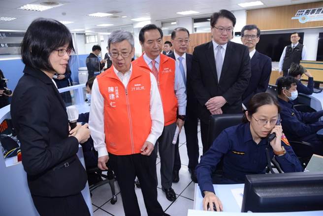 行政院院長陳建仁視察165反詐騙專線。（翻攝畫面）
