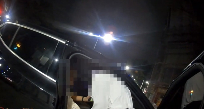 该对情侣喝茫酒驾在派出所前路中央睡着 ，警猛拍窗喊「太离谱啦」。(戴志扬翻摄)