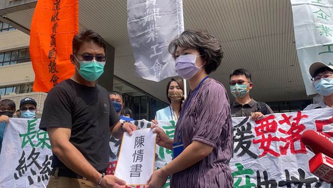 劳工局接下陈情书。（洪靖宜摄）