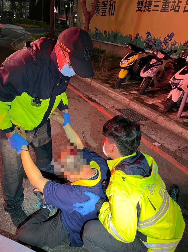 新北57歲翁姓醉漢與朋友聚會飲酒後，搭乘由68歲李姓男子所駕駛的計程車返家，沒想到疑似懷疑李男繞路，結果下車後直接繞到駕駛處與李男起口角，導致李男不慎摔倒在地重創頭部昏迷。(黃敬文翻攝)