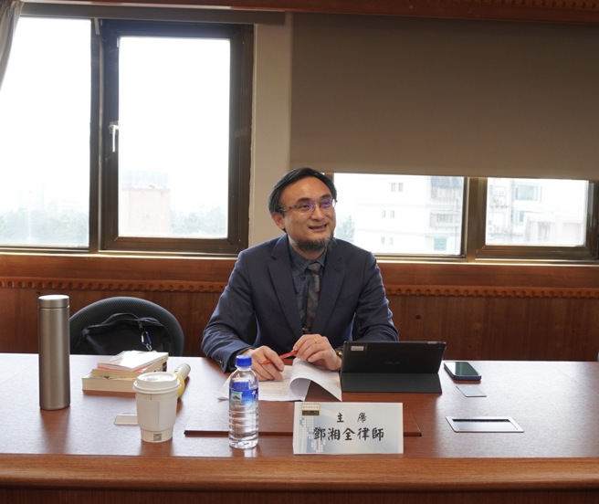 台北律师公会法律文学艺术委员会邓湘全主委于决审会议感性表示：「希望法律文学奖的持续举办，可以在生硬的法律世界里，带来一点点温暖的微光。」(图/台北律师公会提供)