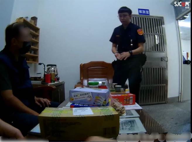 竹南警分局中港海口所员警劝阻男子被诈。（竹南警分局提供／谢明俊苗栗传真）