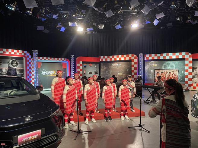 （「原梦国家队」-桃山国小合唱团于TVBS地球黄金线电视节目开场演出。图／业者提供）