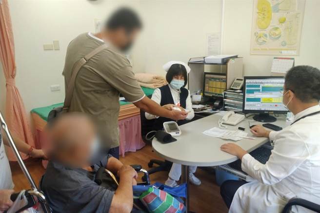 花莲慈济医院考量偏乡民眾就医来回一趟就得花上一天时间，耗时又费力，配合卫生福利部中央健康保险署实施「虚拟健保卡」就医服务，让民眾无卡也能顺利就医。（花莲慈济医院提供／罗亦晽花莲传真）