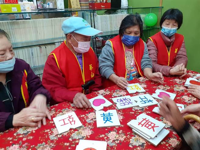 华山基金会苗栗县竹南爱心天使站26日上午邀请长辈们同聚。（华山基金会苗栗县站提供／谢明俊苗栗传真）