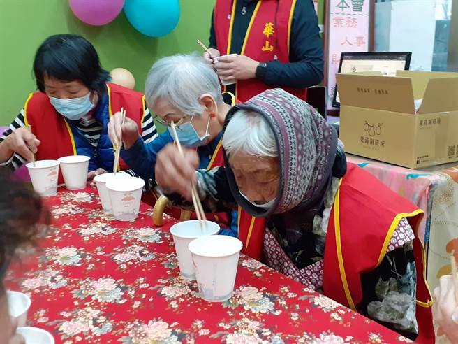 华山基金会苗栗县竹南爱心天使站26日上午邀请长辈们同聚。（华山基金会苗栗县站提供／谢明俊苗栗传真）
