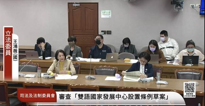 国民党立委王鸿薇则表示，学校改制为双语学校后，立刻变成额满学校，但教师却出现问题，有些学科可以用英语教学，但像是体育老师教学也有困难度，英语教师培育很重要，否则如何全面性推动？（摘自立法院直播）