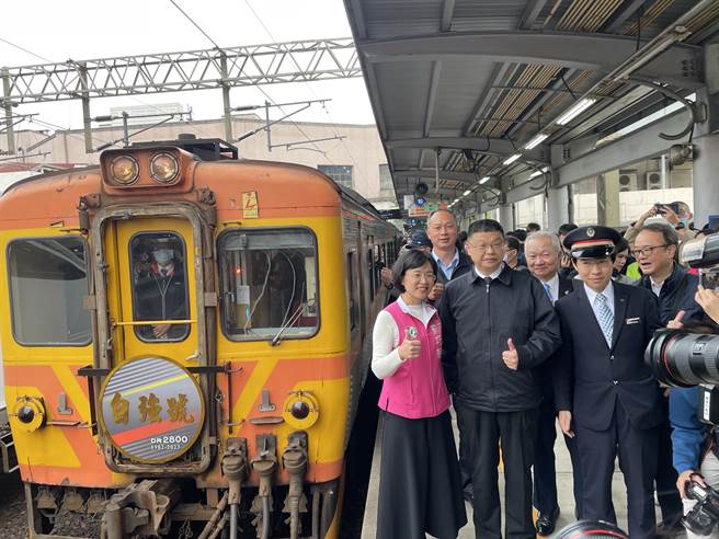 台铁柴联自强号DR2800、DR2900、DR3000三型号列车今正式退役，台铁在树林火车站举行末班车荣退纪念记者会。（蔡雯如摄）