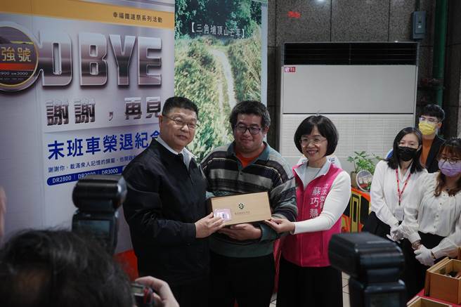 台铁在树林火车站举行末班车荣退纪念记者会，现场也开卖限量5.8万元的「司轫阀把手」，抢到头香的庄先生（中）清晨4点半就抵达，他表示，柴联自强号是1982年服役，他是1981年出生，因此觉得彼此就像兄弟一样，格外有纪念性。（蔡雯如摄）
