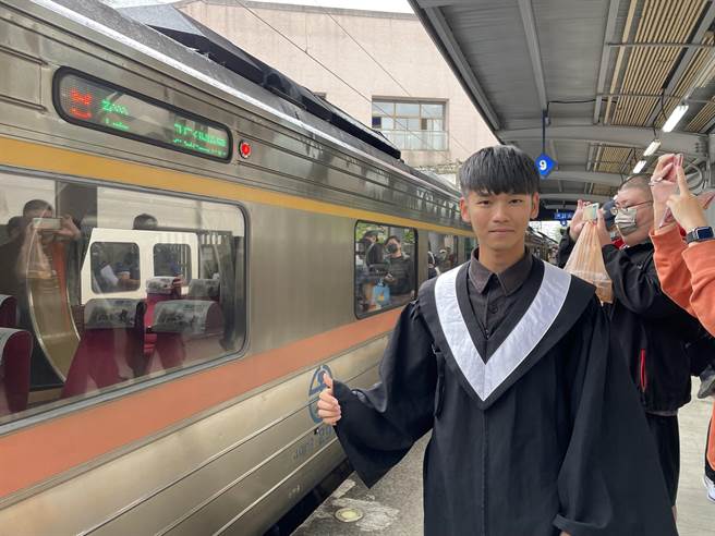 不少铁道迷到场一睹3型号列车最后身影，穿着毕业服前来的吴先生表示，他就读运输管理学系，从小去花东地区游玩都是搭乘柴联自强号，得知今天是行驶最后一日，特别前来道别。（蔡雯如摄）