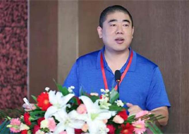 这个李强罔顾大量疫情急救电话玩网游，双开法办罪加一等。（观察者网）