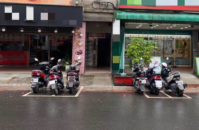 新北37歲徐姓男子在今(26日)凌晨被其母發現在臥房內身亡，警方獲報趕抵現場後，發現死者的太陽穴中彈。(黃敬文翻攝)