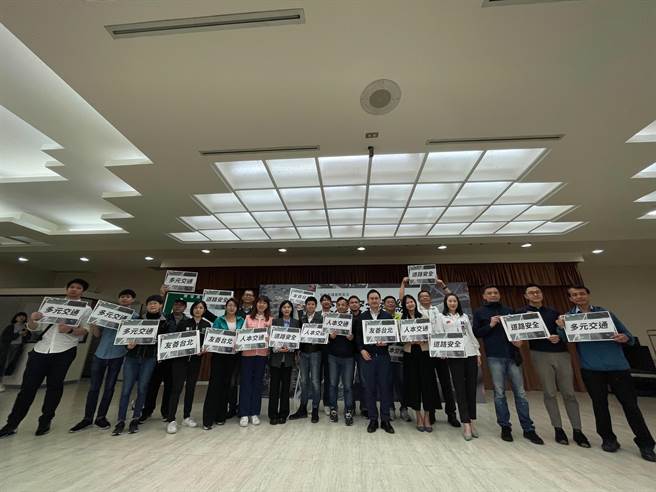 台北市议会24位跨党派议员成立「交通安全连线」，建请台北市政府以改善道路安全、推动人本交通及多元交通规划为原则，进行交通工程及标线改善，减少台北市交通事故伤亡率。（刘彦宜摄）