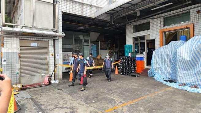 今天上午9點彰化縣消防局火調科人員現身聯華食品彰化廠，聯華食品相關人員緊跟在後，一同進入聯華食品火災的現場，釐清起火原因與關鍵冷凍區，經過長達4小時的勘查，中午12點左右火調科人員步出聯華食品。（吳建輝攝）