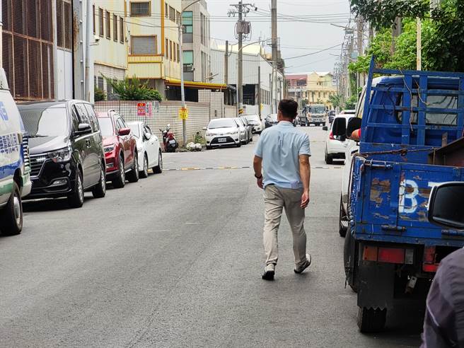 聯華食品彰化廠廠長稍早也步出聯華食品，只表示一切配合調查，不方便回應，隨即快步離去。（吳建輝攝）