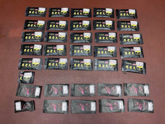 警方路检查获仿「廖老大」招牌毒咖啡包。（警方提供）