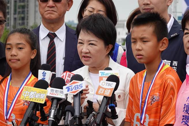 台中市长卢秀燕今天受访表示，他反对保二总队接受军事训练。（张亦惠摄）