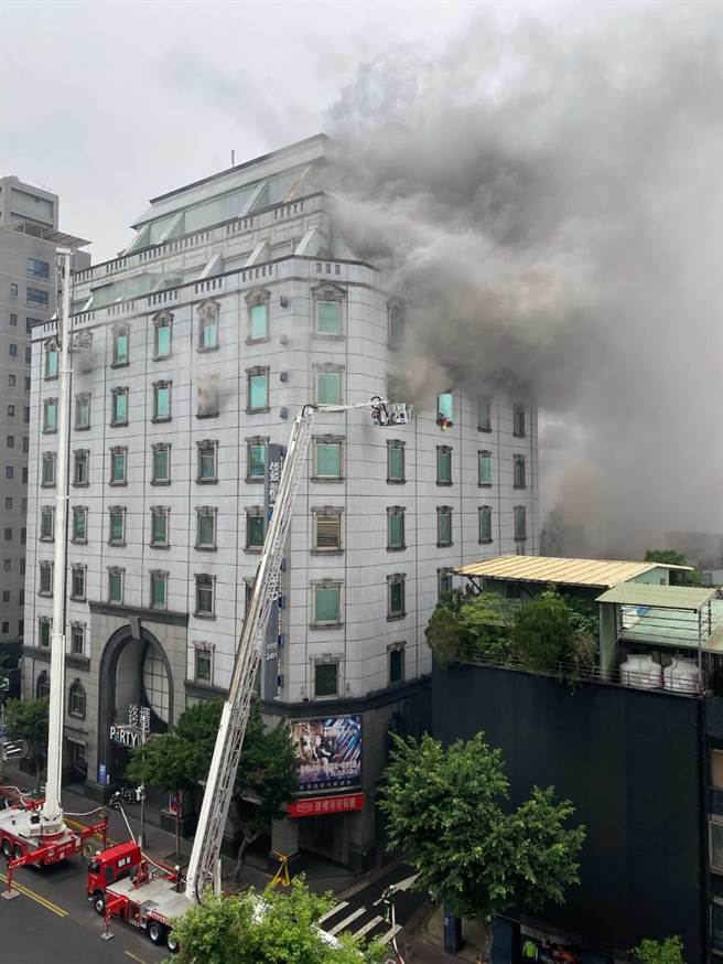 对面高楼拍下林森钱柜大火时，黑烟大量窜出。（民眾提供）