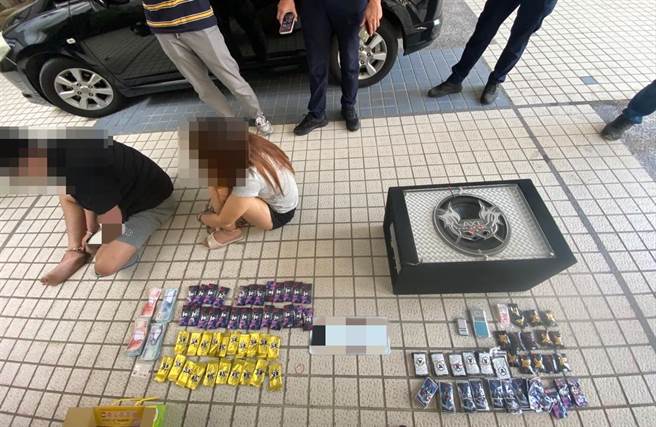 警方在音箱内查获多包毒品。（翻摄照片／高雄洪靖宜传真）