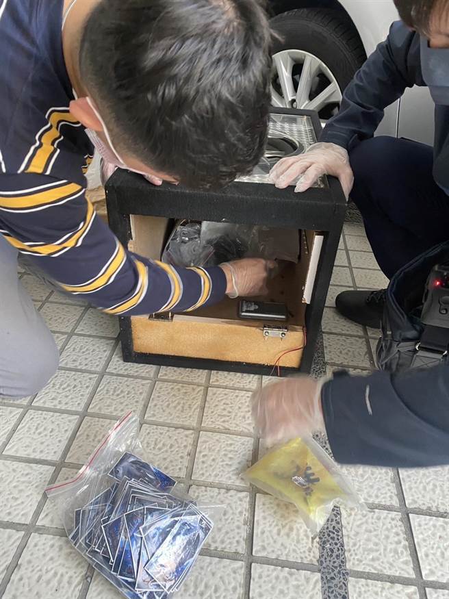 警方在音箱内查获多包毒品。（翻摄照片／高雄洪靖宜传真）
