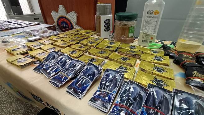 查扣942包毒品咖啡、18包恺他命、4包安非他命等证物。（翻摄照片／高雄洪靖宜传真）