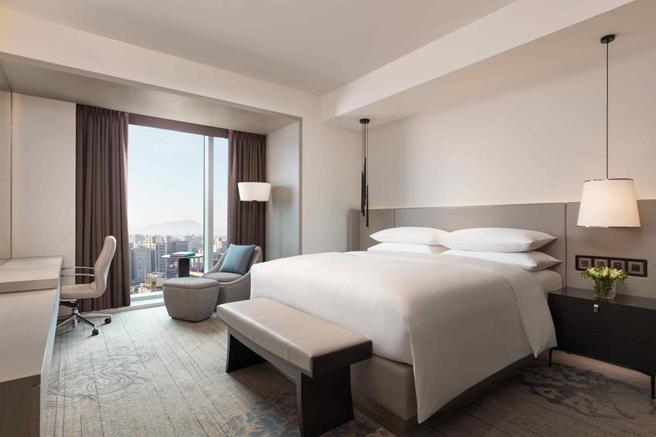 （台北国泰万怡酒店以18坪万怡套房推出母亲节住房专案。图／台北国泰万怡酒店提供）