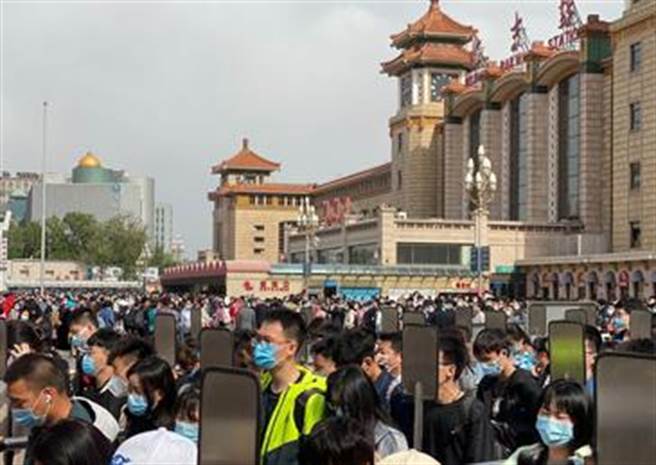 大陸五一假期北京出行規模將超過2023年春運。（觀察者網）