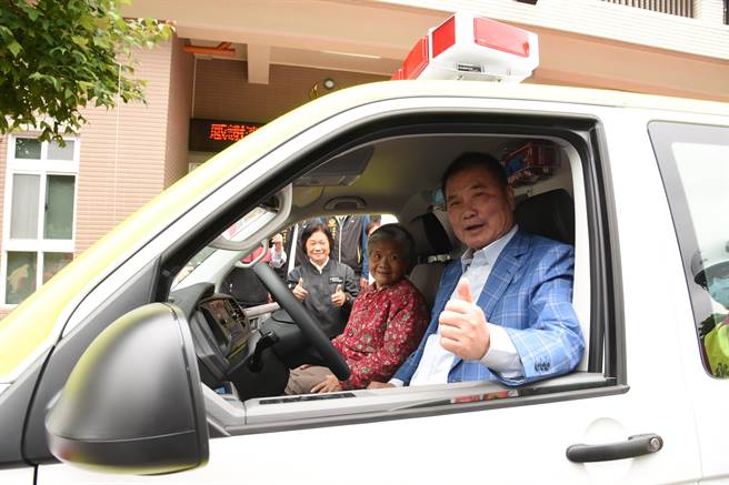 桃園85歲賣菜阿婆李黃香（左）26日捐贈救護車給苗栗縣消防局，與苗栗縣長鍾東錦一起啟動新車。（苗栗縣政府提供／謝明俊苗栗傳真）