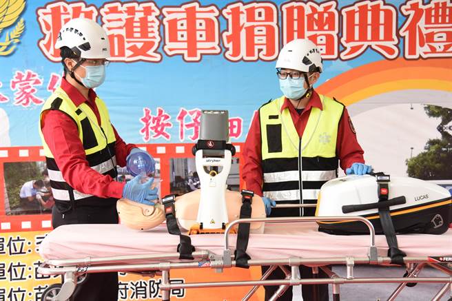 桃園85歲賣菜阿婆李黃香（中）26日捐贈救護車給苗栗縣消防局，備有自動心肺復甦器。（苗栗縣政府提供／謝明俊苗栗傳真）