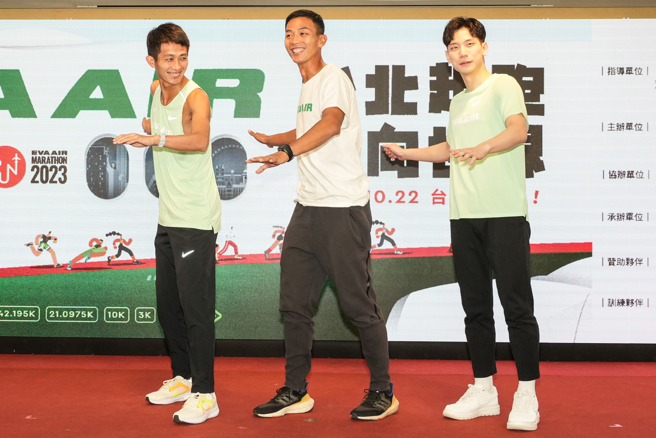 长荣航空城市马拉松起跑了，邀请卢彦勋(中)等三位好手出席记者会助阵。(大汉行销提供)