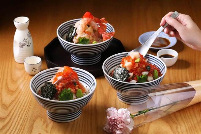 日本桥海鲜丼辻半推出台中独家超CP值平价价格新菜单，顶规的日本桥海鲜丼不到500元就可吃得到。（日本桥海鲜丼辻半提供）