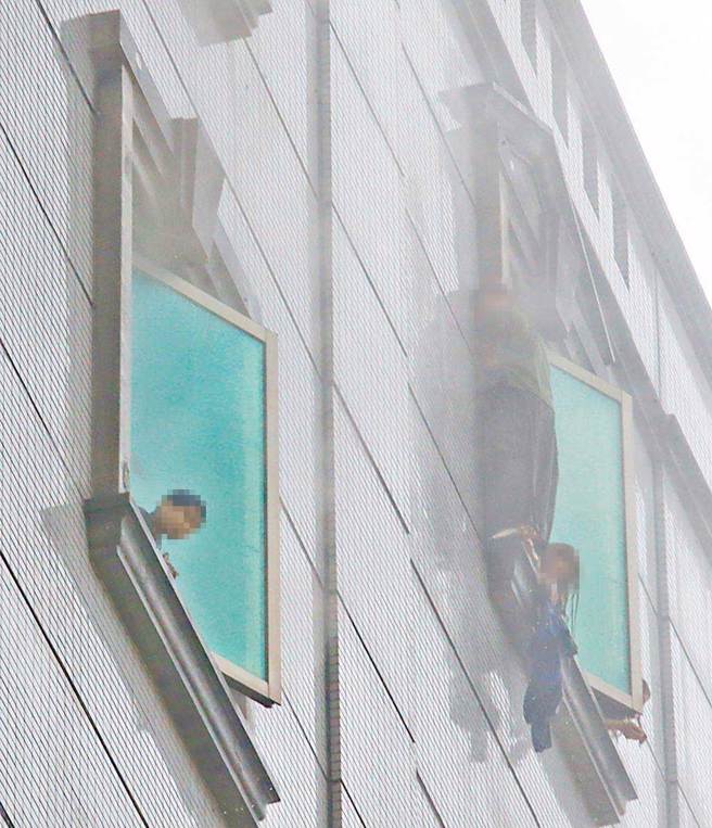 甚至有受困者被浓烟呛得受不了，探出窗外求救。（本报资料照片）
