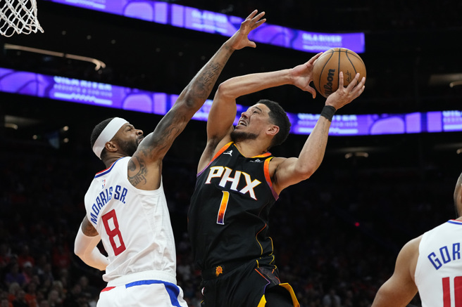 布克狂轰全场最高47分（右）。（美联社）