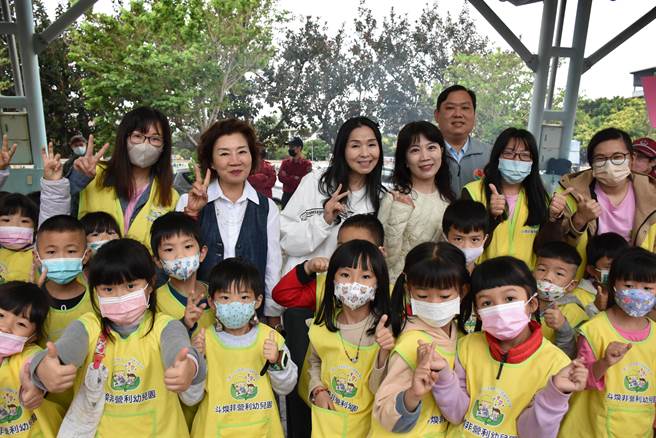 苗栗县消防局举办小小消防营，苗栗县义消防宣大队长蔡丽卿（后排左起）县长夫人陈美琦、及消防局长夫人徐素萍等3金钗到场陪小朋友一同体验。（谢明俊摄）