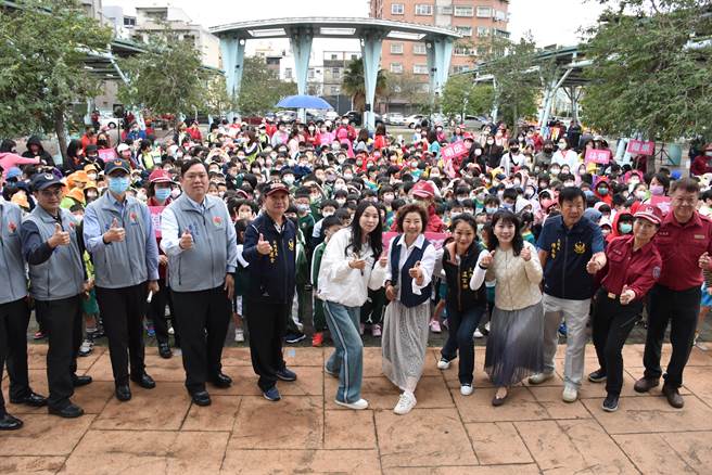 苗栗县消防局举办小小消防营，苗栗县义消防宣大队长蔡丽卿（前排）县长夫人陈美琦、及消防局长夫人徐素萍等3金钗到场陪小朋友一同体验。（谢明俊摄）