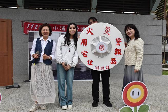苗栗县消防局举办小小消防营，苗栗县义消防宣大队长蔡丽卿（左起）、县长夫人陈美琦、及消防局长夫人徐素萍等3金钗合演防灾话剧。（谢明俊摄）