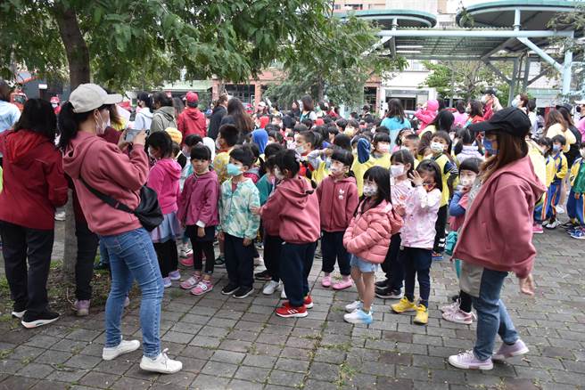 苗栗县消防局举办小小消防营，千名幼儿园小朋友参加。（谢明俊摄）