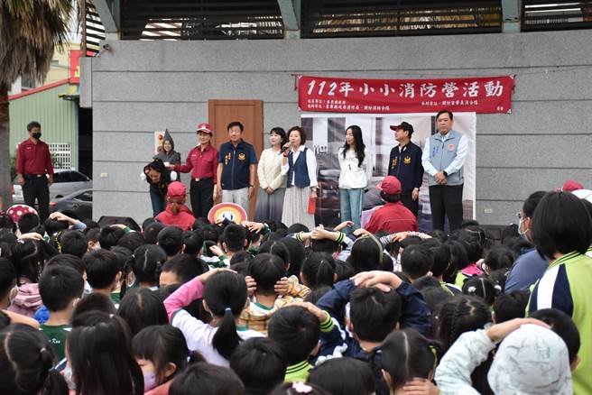 苗栗县消防局举办小小消防营，千名幼儿园小朋友参加。（谢明俊摄）