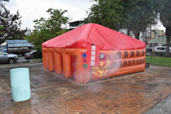 苗栗县消防局举办小小消防营，特别安排浓烟体验教导小朋友如何躲避浓烟。（谢明俊摄）