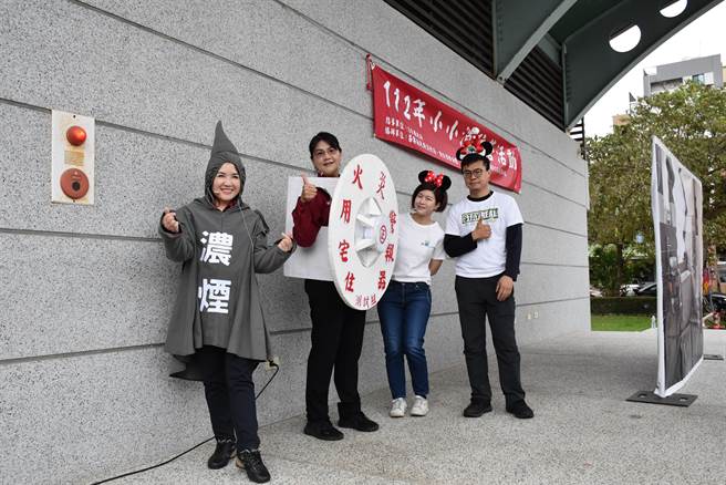 苗栗县消防局举办小小消防营，安排防烟话剧教导小朋友们安装住家防烟器的重要性。（谢明俊摄）