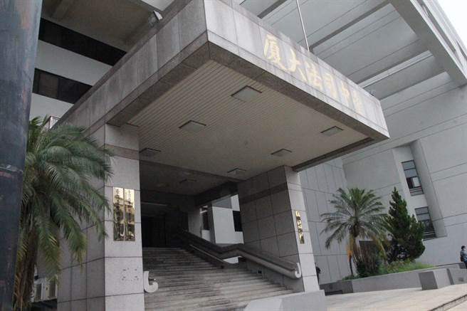 强盗案嫌犯被借提出庭，竟衝撞及咬伤法警，判赔12万元。（资料照片）