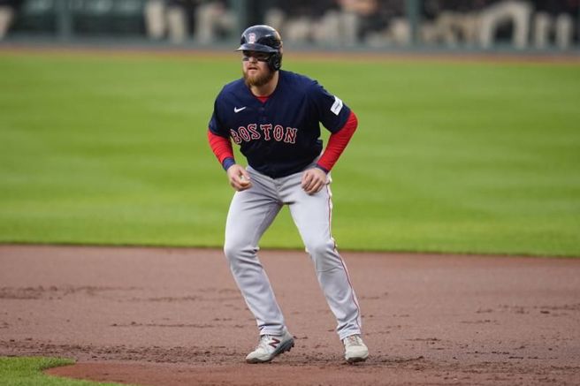 红袜内野手阿洛尤重回先发打线，但又提前退场。（美联社）