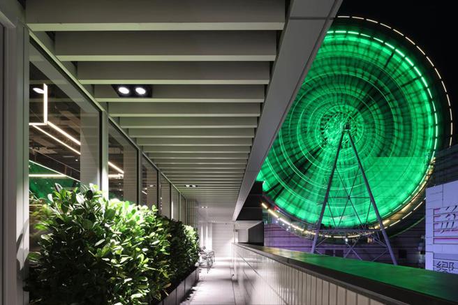 （「老乾杯」忠泰大直店拥有赏摩天轮的景观座席，同时设有休閒阳台，便于宾客出入一览景色，也将成为观看跨年倒数烟火的热门餐厅。图／乾杯集团）