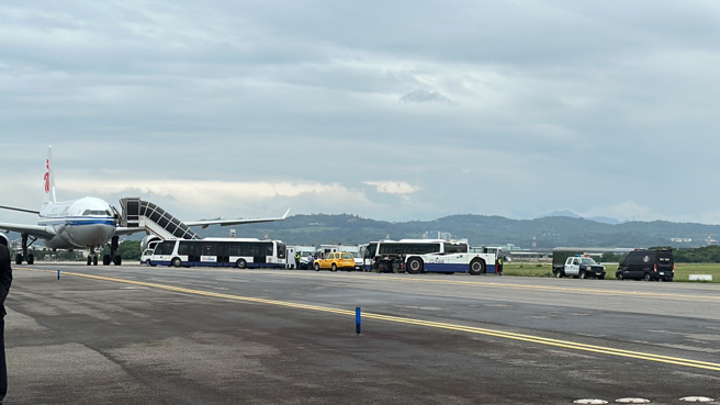 桃园国际机场26日上午获报，一架由北京飞往的桃园的中国国际航空公司航班CA185上有爆裂物。(民眾提供)