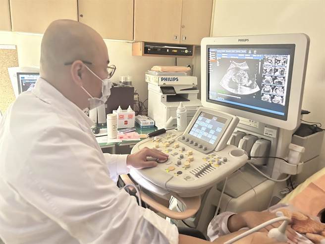 新竹国泰综合医院妇产科医师林立展说，卵巢肿瘤绝大多数都无法察觉，为隐形杀手，呼吁女性可透过定期到妇产科检查，有效预防、及早治疗。（新竹国泰提供／王惠慧新竹传真）