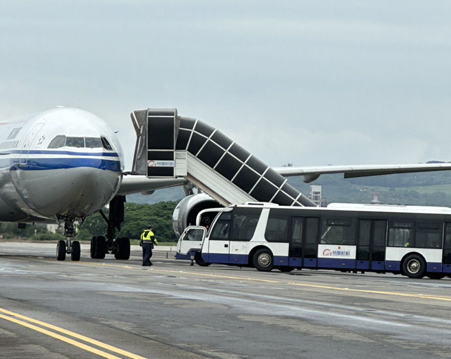 桃园国际机场26日上午获报，一架由北京飞往的桃园的中国国际航空公司航班CA185上有爆裂物，桃园国际机场公司已经向航警局报案，飞机停放于接驳机坪上，并关闭南跑道，详细情况有待后续调查厘清。（民眾提供）