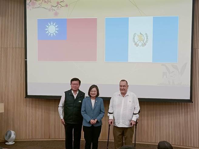 蔡英文总统26日陪同瓜地马拉总统贾麦岱赴台中参访华德动能中港厂。（陈淑娥摄）